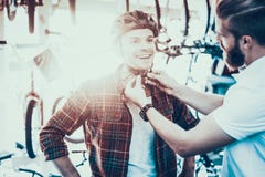 Berater Helps Guy Try auf Sturzhelm für Fahrrad-Fahrten lizenzfreies stockfoto Berater Helps Guy Try auf Sturzhelm für Fahrrad-Fahrten lizenzfreies stockfoto