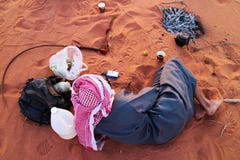 Berberperson som vilar i Wadi Rum, Jordanien fotografering för bildbyråer Berberperson som vilar i Wadi Rum, Jordanien fotografering för bildbyråer