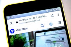 Berdyansk, Украина - 19-ое мая 2019: Домашняя страница вебсайта VeriSign Логотип VeriSign видимый на экране телефона стоковые фотографии rf Berdyansk, Украина - 19-ое мая 2019: Домашняя страница вебсайта VeriSign Логотип VeriSign видимый на экране телефона стоковые фотографии rf