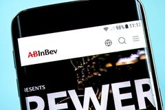 Berdyansk, Украина - 3-ье июня 2019: Домашняя страница вебсайта Anheuser-Busch InBev Логотип Anheuser-Busch InBev видимый на экра стоковое фото rf Berdyansk, Украина - 3-ье июня 2019: Домашняя страница вебсайта Anheuser-Busch InBev Логотип Anheuser-Busch InBev видимый на экра стоковое фото rf