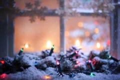 Bereiftes Fenster mit Weihnachtsdekoration stockbild Bereiftes Fenster mit Weihnachtsdekoration stockbild