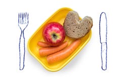 Bereitete liebevoll Lunchbox mit Bruchbrot, -apfel und -karotten auf weißem Hintergrund mit gemaltem Tischbesteck vor stockfoto Bereitete liebevoll Lunchbox mit Bruchbrot, -apfel und -karotten auf weißem Hintergrund mit gemaltem Tischbesteck vor stockfoto
