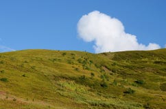 Berg, blauwe hemel en witte wolk, Svanetia, de bergen van de Kaukasus stock foto's Berg, blauwe hemel en witte wolk, Svanetia, de bergen van de Kaukasus stock foto's