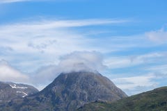 Berg in den Wolken Schöner blauer Himmel norwegen lizenzfreie stockfotos Berg in den Wolken Schöner blauer Himmel norwegen lizenzfreie stockfotos