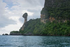 Berg en klip op Kippeneiland in Krabi, Thailand royalty-vrije stock afbeelding Berg en klip op Kippeneiland in Krabi, Thailand royalty-vrije stock afbeelding