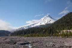 Berg-Haube, Oregon mit White River Floodplain lizenzfreies stockfoto Berg-Haube, Oregon mit White River Floodplain lizenzfreies stockfoto