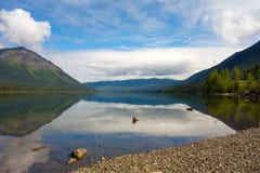 Berg och träd reflekterade i en lugna sjö längs den cassiar huvudvägen fotografering för bildbyråer Berg och träd reflekterade i en lugna sjö längs den cassiar huvudvägen fotografering för bildbyråer