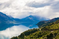 Berg & reflexionssjö från siktspunkt på vägen till Glenorchy, Nya Zeeland Royaltyfri Bild Berg & reflexionssjö från siktspunkt på vägen till Glenorchy, Nya Zeeland Royaltyfri Bild