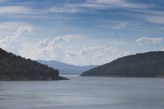 Berg, Rever och nationalpark för himmelnaturBhumibol fördämning, Tak, Thailand royaltyfri foto Berg, Rever och nationalpark för himmelnaturBhumibol fördämning, Tak, Thailand royaltyfri foto