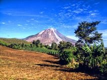Berg Sinabung mit dem Himmel Lizenzfreie Stockbilder Berg Sinabung mit dem Himmel Lizenzfreie Stockbilder