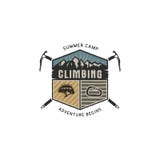 Bergavontuur, die Uitstekend Hand Getrokken Embleemmalplaatje beklimmen Het openluchtsymbool van de activiteitensport Carabiner e stock illustratie Bergavontuur, die Uitstekend Hand Getrokken Embleemmalplaatje beklimmen Het openluchtsymbool van de activiteitensport Carabiner e stock illustratie