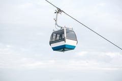 Bergbana eller ropeway och kollektivtrafik till och med golf eller flod eller kanal i Lissabon i Portugal arkivbilder Bergbana eller ropeway och kollektivtrafik till och med golf eller flod eller kanal i Lissabon i Portugal arkivbilder