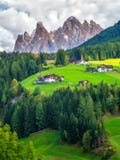 Bergby i Villnoss, Dolomites, Italien arkivbilder Bergby i Villnoss, Dolomites, Italien arkivbilder