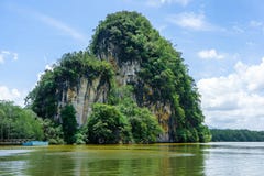 Bergen, klip en bos langs rivier in Krabi, Thailand royalty-vrije stock afbeelding Bergen, klip en bos langs rivier in Krabi, Thailand royalty-vrije stock afbeelding