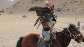 Berger avec un aigle montant un cheval banque de vidéos Berger avec un aigle montant un cheval banque de vidéos