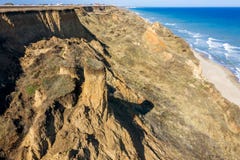 Berggrondverschuiving op een ecologisch gevaarlijk gebied Grote barst in grond, afdaling van grote lagen van vuil Dodelijk gevaar stock afbeelding Berggrondverschuiving op een ecologisch gevaarlijk gebied Grote barst in grond, afdaling van grote lagen van vuil Dodelijk gevaar stock afbeelding