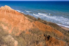 Berggrondverschuiving op een ecologisch gevaarlijk gebied Grote barst in grond, afdaling van grote lagen van vuil Dodelijk gevaar stock foto Berggrondverschuiving op een ecologisch gevaarlijk gebied Grote barst in grond, afdaling van grote lagen van vuil Dodelijk gevaar stock foto