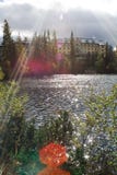 Berghotel neben See Strbske Pleso - hohes Tatras - Slowakei lizenzfreie stockbilder Berghotel neben See Strbske Pleso - hohes Tatras - Slowakei lizenzfreie stockbilder