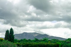 Bergigt landskap av italienaren Tuscan Kullar som sås med vinrankor royaltyfria bilder Bergigt landskap av italienaren Tuscan Kullar som sås med vinrankor royaltyfria bilder