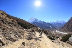 Berglandschap op de manier aan Everest-basiskamp Stock Afbeeldingen Berglandschap op de manier aan Everest-basiskamp Stock Afbeeldingen
