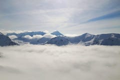Bergmaxima över moln royaltyfria foton Bergmaxima över moln royaltyfria foton