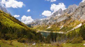 Bergmeer in een vallei montenegro stock afbeelding Bergmeer in een vallei montenegro stock afbeelding
