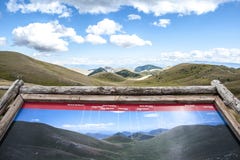 Bergskedja med turist- information arkivbilder Bergskedja med turist- information arkivbilder