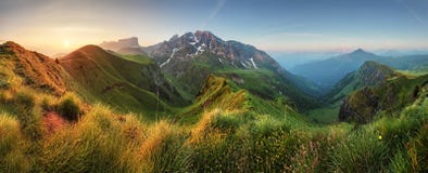 Bergsoluppgångpanorama i Dolomites, Passo Giau arkivbild Bergsoluppgångpanorama i Dolomites, Passo Giau arkivbild