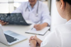 Bericht Professors Doctor und empfehlen eine Methode mit geduldigem trea lizenzfreie stockbilder Bericht Professors Doctor und empfehlen eine Methode mit geduldigem trea lizenzfreie stockbilder