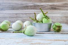 Beringela verde em uma bacia em uma tabela foto de stock Beringela verde em uma bacia em uma tabela foto de stock