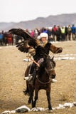 Berkutchi Eagle Hunter kazakh dans les montagnes de l'aimag de Bayan-Olgii de la Mongolie occidentale photos stock Berkutchi Eagle Hunter kazakh dans les montagnes de l'aimag de Bayan-Olgii de la Mongolie occidentale photos stock