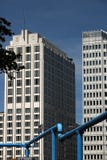 berl?n 06/14/2018 Rascacielos en Potsdamer Platz En el primero plano un tubo azul imágenes de archivo libres de regalías berl?n 06/14/2018 Rascacielos en Potsdamer Platz En el primero plano un tubo azul imágenes de archivo libres de regalías
