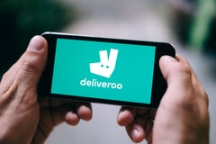 BERLIM, ALEMANHA - 14 DE ABRIL DE 2018: Close up da tela do iPhone com LOGOTIPO e ÍCONE de DELIVEROO APP fotografia de stock royalty free BERLIM, ALEMANHA - 14 DE ABRIL DE 2018: Close up da tela do iPhone com LOGOTIPO e ÍCONE de DELIVEROO APP fotografia de stock royalty free