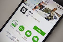 Berlim, Alemanha - 19 de novembro de 2017: Aplicação de Uber na tela do close-up moderno do smartphone Instale o menu de Uber app foto de stock royalty free Berlim, Alemanha - 19 de novembro de 2017: Aplicação de Uber na tela do close-up moderno do smartphone Instale o menu de Uber app foto de stock royalty free