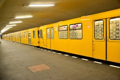 Berlin, Allemagne Le train coûte à la station du souterrain de Hanzaplatz photo stock Berlin, Allemagne Le train coûte à la station du souterrain de Hanzaplatz photo stock
