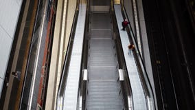 BERLIN, SIERPIEŃ - 21: Rzeczywisty handheld strzał ludzie na eskalatorze przy Berlińską centrali stacją, Sierpień 21, 2017 zbiory BERLIN, SIERPIEŃ - 21: Rzeczywisty handheld strzał ludzie na eskalatorze przy Berlińską centrali stacją, Sierpień 21, 2017 zbiory