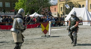 BERLIN TYSKLAND - April 17, 2017: Två skådespelare som spelar krigare fi arkivbilder BERLIN TYSKLAND - April 17, 2017: Två skådespelare som spelar krigare fi arkivbilder
