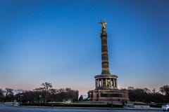 Berlin Victory Column med blå himmel arkivbilder Berlin Victory Column med blå himmel arkivbilder