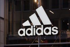 Berlino, Brandeburgo/Germania - 22 12 18: adidas firma dentro Berlino Germania immagine stock libera da diritti Berlino, Brandeburgo/Germania - 22 12 18: adidas firma dentro Berlino Germania immagine stock libera da diritti