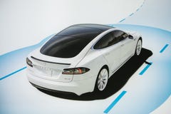 Berlino, il 2 ottobre 2017: Foto dell'immagine di un modello S di Tesla del veicolo elettrico al salone dell'automobile di Tesla immagine stock libera da diritti Berlino, il 2 ottobre 2017: Foto dell'immagine di un modello S di Tesla del veicolo elettrico al salone dell'automobile di Tesla immagine stock libera da diritti