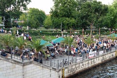 Berlín, Alemania, mayo de 2018: Gente que disfruta de verano en el parque de Monbijou en el banco de la diversión del río fotografía de archivo libre de regalías Berlín, Alemania, mayo de 2018: Gente que disfruta de verano en el parque de Monbijou en el banco de la diversión del río fotografía de archivo libre de regalías