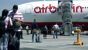 BERLÍN, ALEMANIA - MAYO, 18, 2017 Pasajeros que suben al avión de pasajeros de Air Berlin en el aeropuerto fotografía de archivo libre de regalías BERLÍN, ALEMANIA - MAYO, 18, 2017 Pasajeros que suben al avión de pasajeros de Air Berlin en el aeropuerto fotografía de archivo libre de regalías