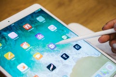 Berlín, el 2 de octubre de 2017: presentación de la nueva tableta avanzada Ipad favorable en Apple Store oficial Las miradas del fotos de archivo Berlín, el 2 de octubre de 2017: presentación de la nueva tableta avanzada Ipad favorable en Apple Store oficial Las miradas del fotos de archivo
