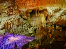 Beroemd prometheus hol dichtbij Kutaisi met vele stalactieten en stalagmieten royalty-vrije stock afbeelding Beroemd prometheus hol dichtbij Kutaisi met vele stalactieten en stalagmieten royalty-vrije stock afbeelding