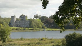 Beroemde Ierse Openbare Kasteel, Dromoland en golfclub, Provincie Clare, Ierland stock footage Beroemde Ierse Openbare Kasteel, Dromoland en golfclub, Provincie Clare, Ierland stock footage