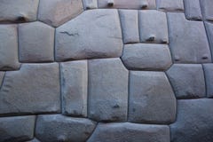 Beroemde Inca hengelde steen in de muur van Hatun Rumiyoc, een archeologisch artefact in Cuzco, Peru stock afbeelding Beroemde Inca hengelde steen in de muur van Hatun Rumiyoc, een archeologisch artefact in Cuzco, Peru stock afbeelding