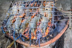Beroemde zeevruchten en Mensen rond de gekende wereld goed -: de garnalen roosterden bbq zeevruchten op fornuis, Geroosterde Rivi royalty-vrije stock foto Beroemde zeevruchten en Mensen rond de gekende wereld goed -: de garnalen roosterden bbq zeevruchten op fornuis, Geroosterde Rivi royalty-vrije stock foto