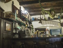 Beroun Tjeckien, mars 23, 2019: Inre av den gamla lantliga traditionella bryggeribaren kallade Berounsky medved in royaltyfria bilder Beroun Tjeckien, mars 23, 2019: Inre av den gamla lantliga traditionella bryggeribaren kallade Berounsky medved in royaltyfria bilder
