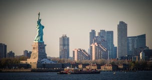 ?berraschende Ansicht des Freiheitsstatuen, bei Sonnenuntergang lizenzfreie stockfotografie ?berraschende Ansicht des Freiheitsstatuen, bei Sonnenuntergang lizenzfreie stockfotografie