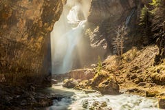 ?berraschender Wasserfall im Nationalpark von Ordesa und in Monte Perdido Ordesa Valley, Provinz von Huesca, Spanien lizenzfreie stockfotografie ?berraschender Wasserfall im Nationalpark von Ordesa und in Monte Perdido Ordesa Valley, Provinz von Huesca, Spanien lizenzfreie stockfotografie